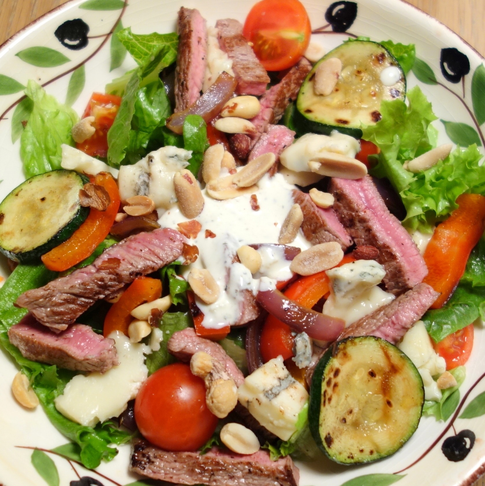 Steak salat med grøntsager og en cremet italiensk dressing - 6pm.dk